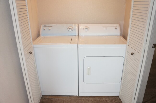 Building Photo - WONDERFUL 2 BEDROOM CONDO ON SECOND FLOOR