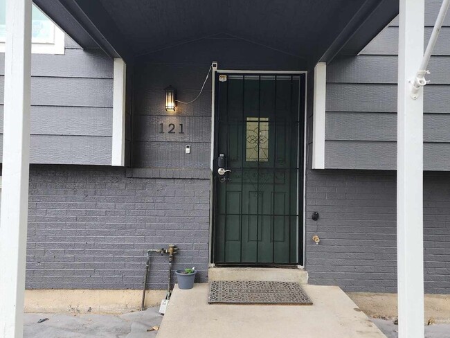 Building Photo - Charming Home in Hudson