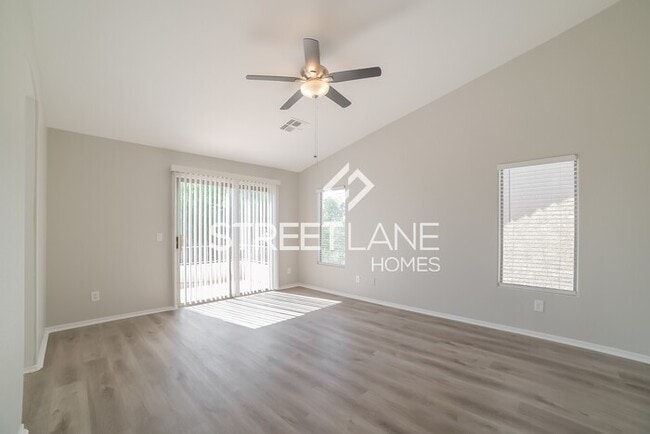 Building Photo - Spacious 6 bedroom home with a POOL in Sur...