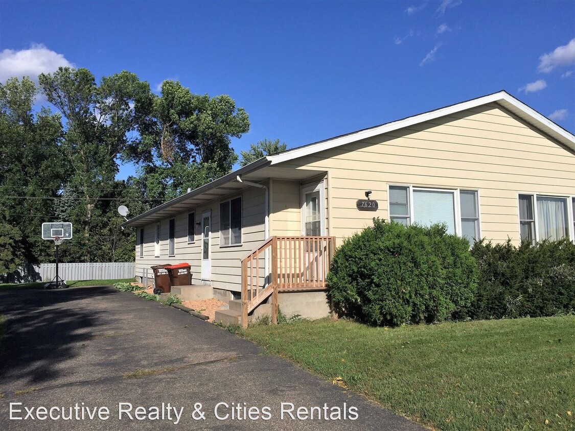 Primary Photo - 3 br, 1 bath House - 7620 E Point Douglas ...