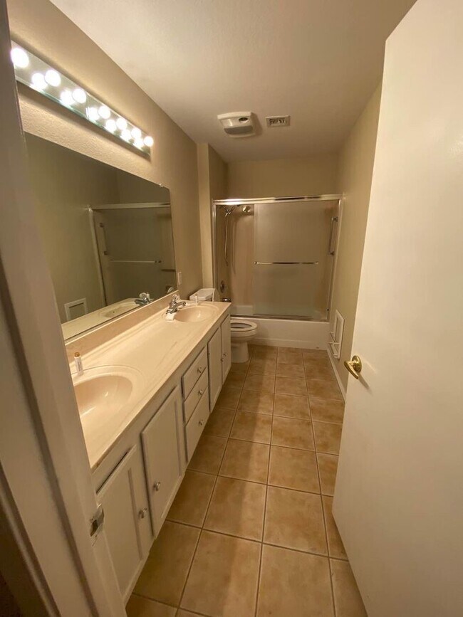 Foto del edificio - Stylish 2-Bedroom Townhouse in Sun City Summerlin with Resort-Style Amenities