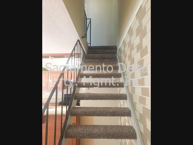 Building Photo - 2036 Benita Dr