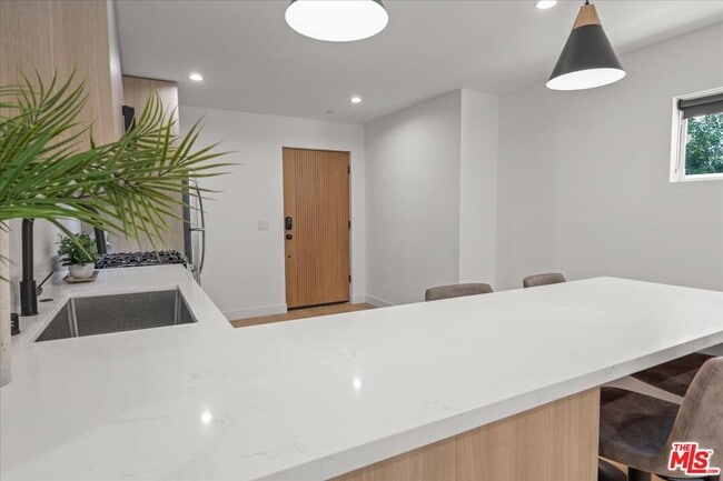 Foto del edificio - 847 N June St