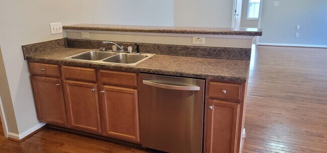 Building Photo - PHENOMENAL 4 Bedroom BEAUTY!!