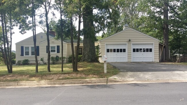 Photo - 6900 Mt Daniel Dr (Falls Church, VA) House