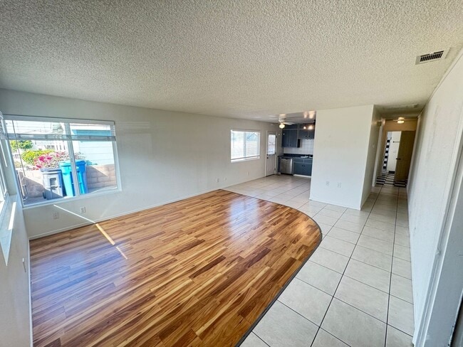 Foto del edificio - 647 Newport Ave