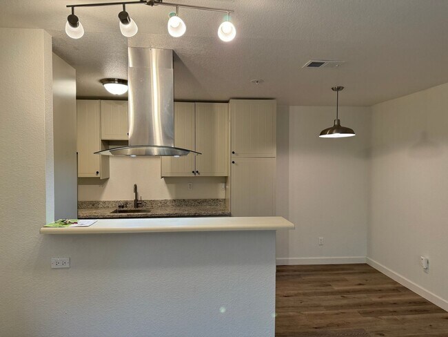 Foto del edificio - Adorable 2-bedroom 1 full bath and 1 car g...