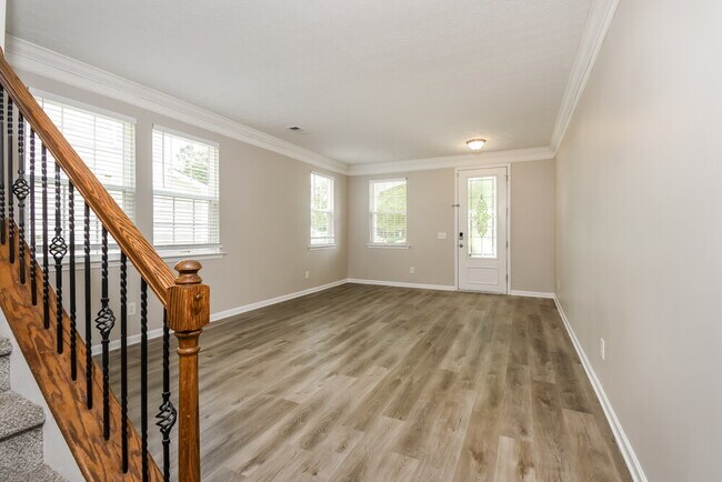 Building Photo - 2110 Valley Creek Dr