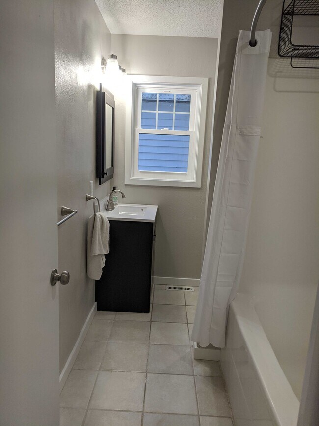 Baño de arriba - 1213 1st Ave NE