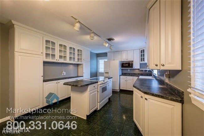 Building Photo - 902 Robin Hill Dr