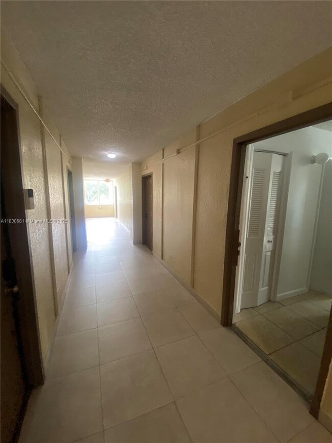 Foto del edificio - 6930 Miami Gardens Dr