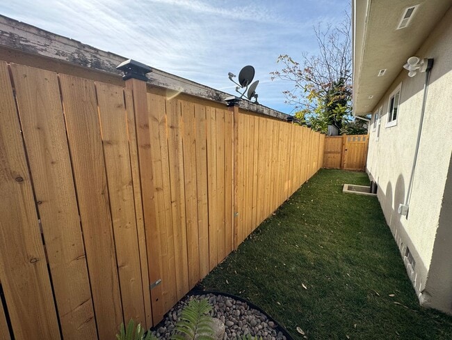 Building Photo - 2 Bed/ 1 Bath