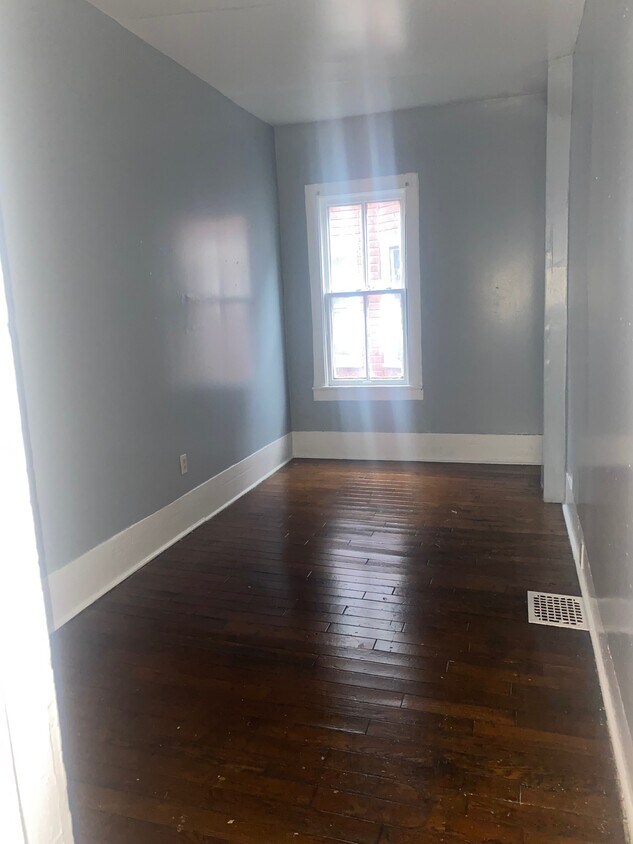 Primary Photo - 219 Davis St