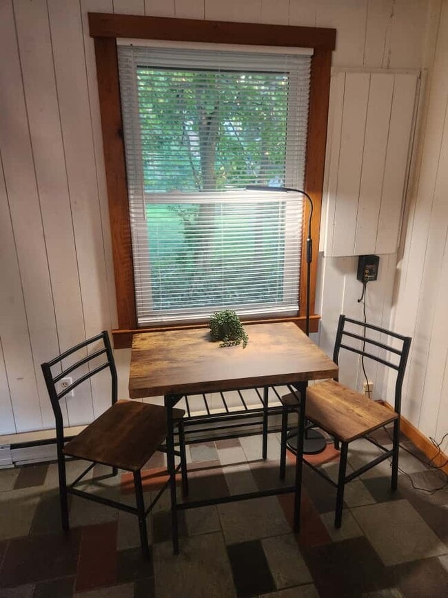 Table for two - 311 Newton Aly