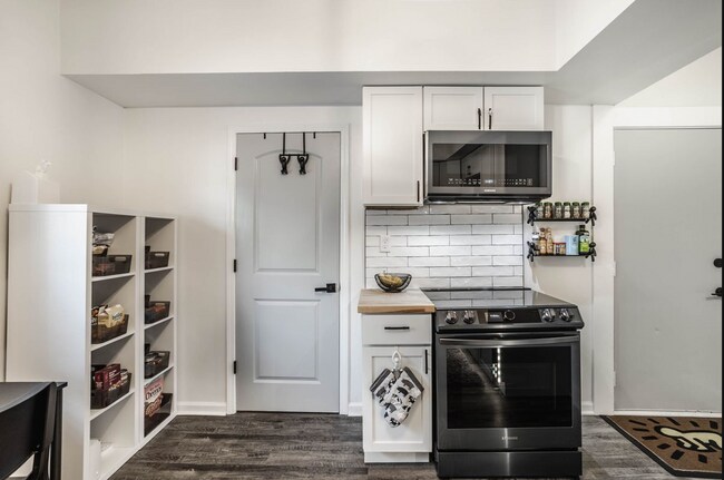 Building Photo - Newly Remolded Three Bedroom Home Located near 21st Street and Riverside Dr