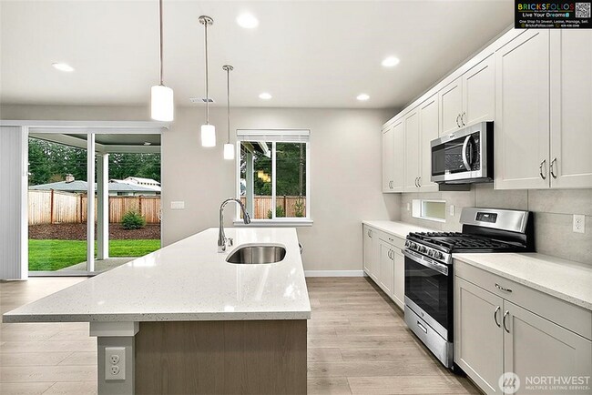 Foto del edificio - Move-in Ready, Remarkable home in Landing at Spanaway community