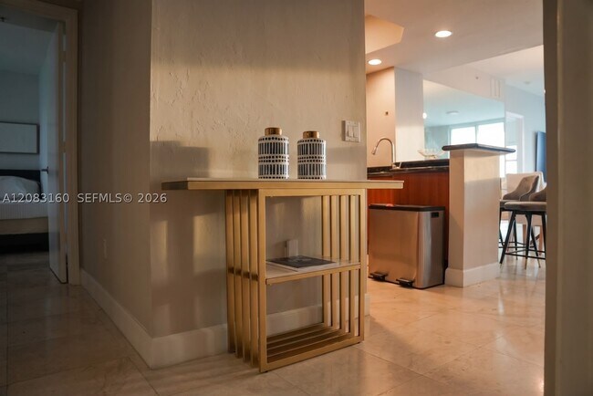 Foto del edificio - 15051 Royal Oaks Ln