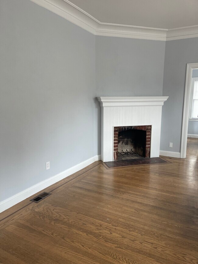 Living room/fireplace - 700 Alameda St