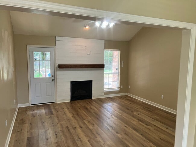Building Photo - Charming 3 Bed 2 Bath Home