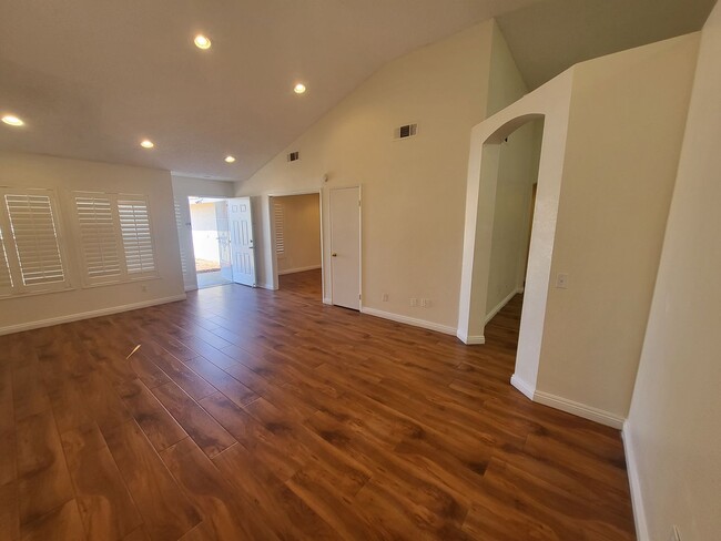 Building Photo - 3bed 2bath in Rainbow Ridge!