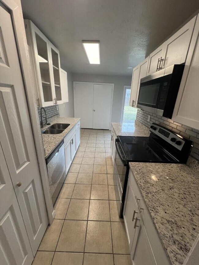 Building Photo - Updates, Updates, Updates!! 3/2/2 - N. Bea...