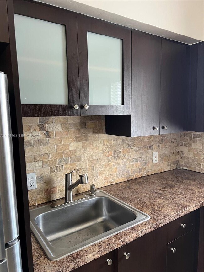 Foto del edificio - 890 NW 22nd Ct