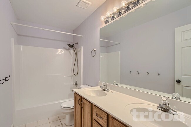Foto del edificio - 2420 Amber Glen Dr