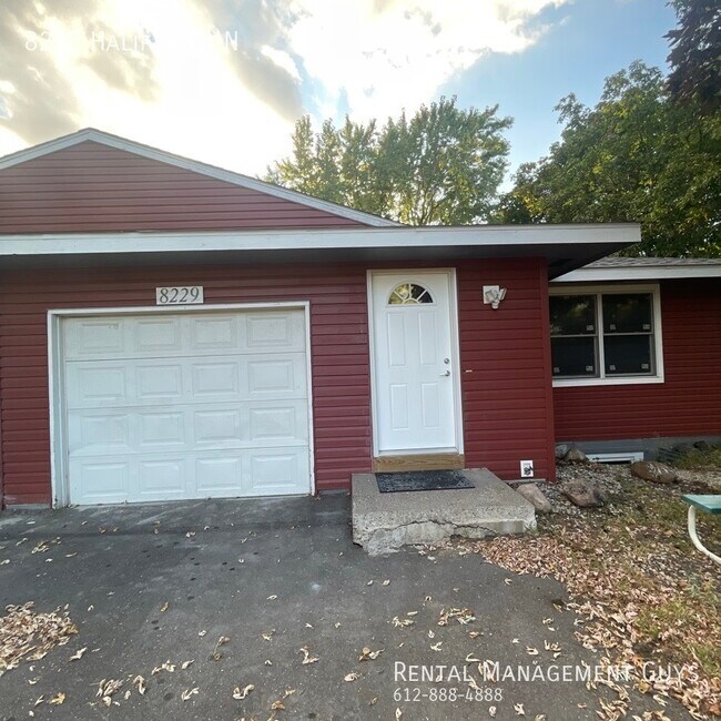 Foto del edificio - Awesome 5 Bedroom Available Immediately! A...