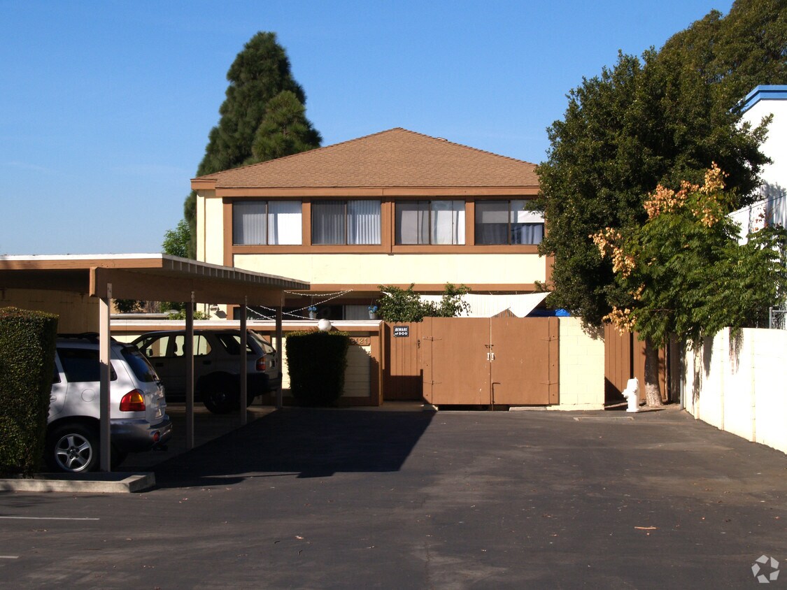 Building Photo - 2121 Tustin Ave