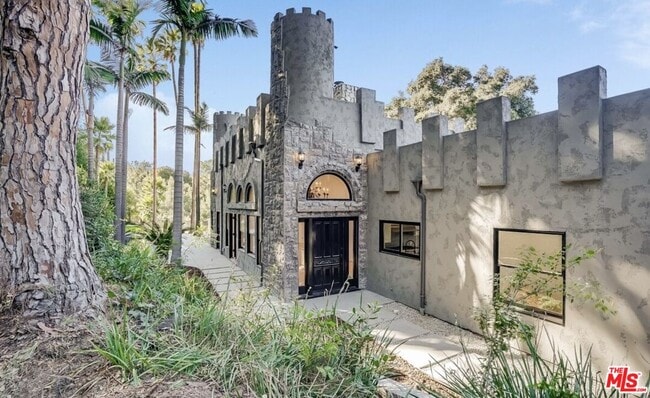 Building Photo - 15851 Mulholland Pl