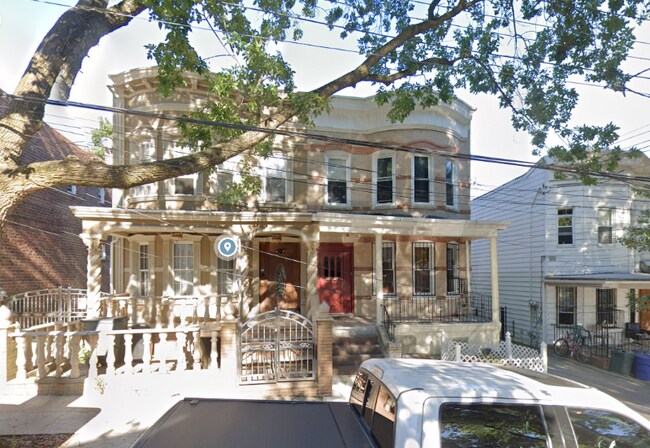 Foto del edificio - 84-13 90th St