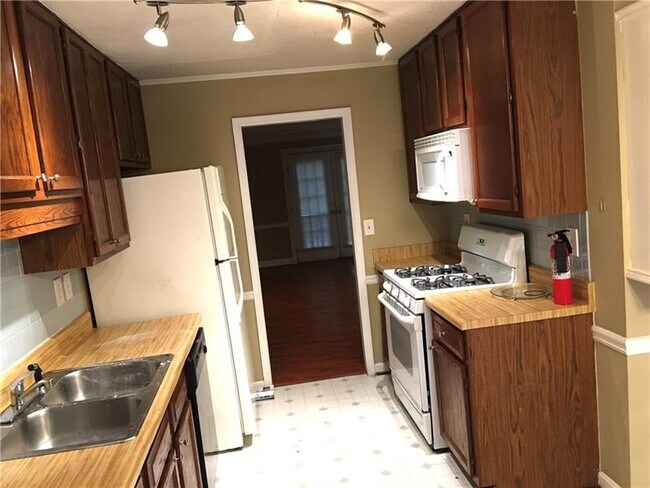 Building Photo - 1328 Poplar Pointe