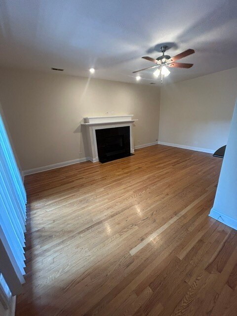Foto del edificio - 2656 N Hamlin Ave
