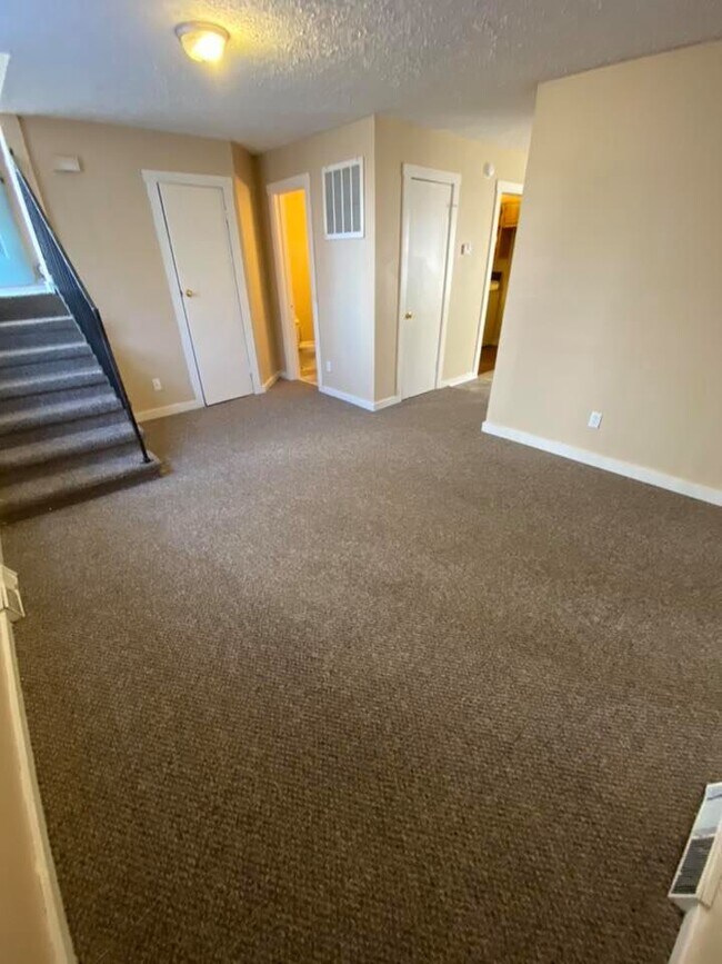 Building Photo - 91 Meadowgreen