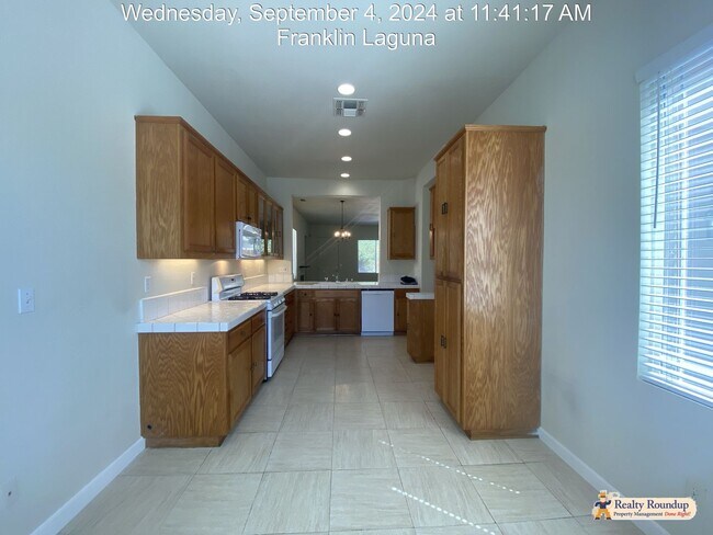 Foto del edificio - Single Story Home with No Carpet, Excellen...