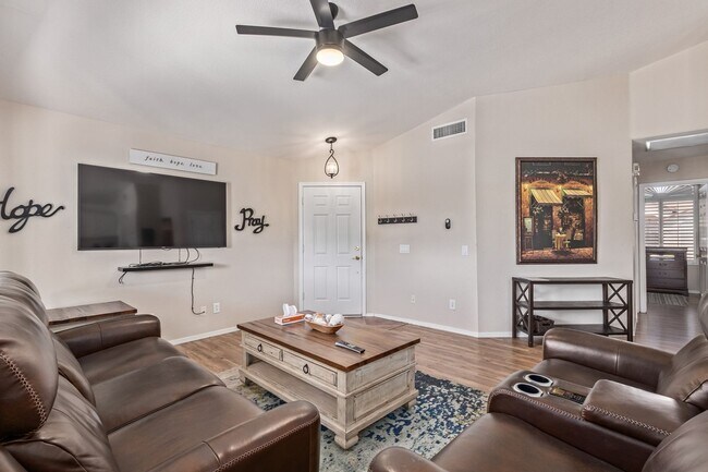 Foto del edificio - Inviting Home in Gated 55 Plus Community!!