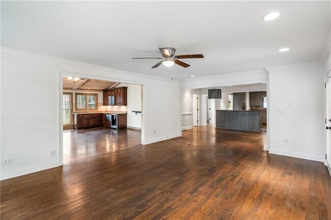 Foto del edificio - 2468 Ridgeway Dr