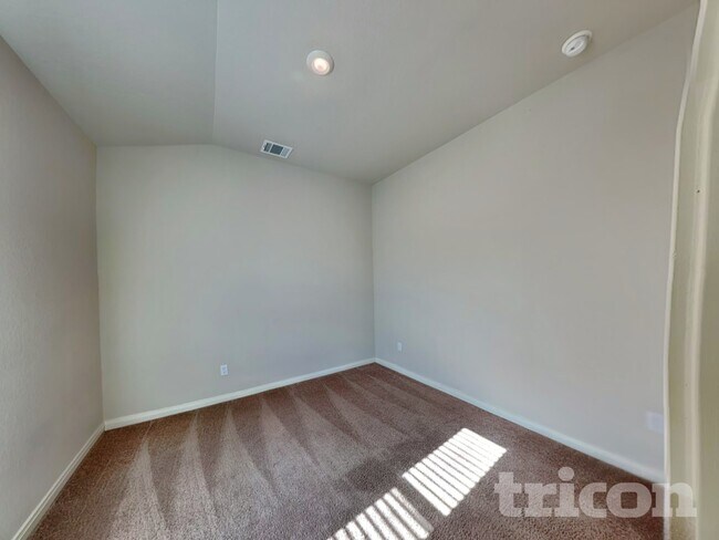 Foto del edificio - 5803 Zoey Wy