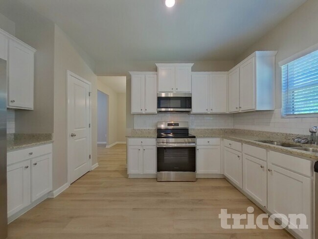 Foto del edificio - 831 Bryson Lake Cir
