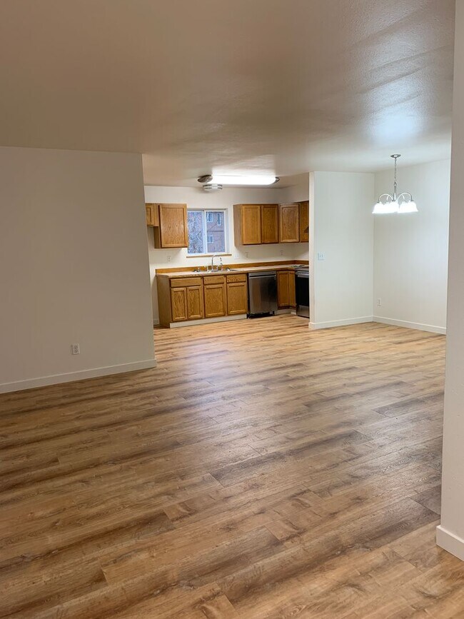 Photo - 3 Bdrm, 1 & 1/2 Ba | Muldoon & E 36th Ave ... Townhome