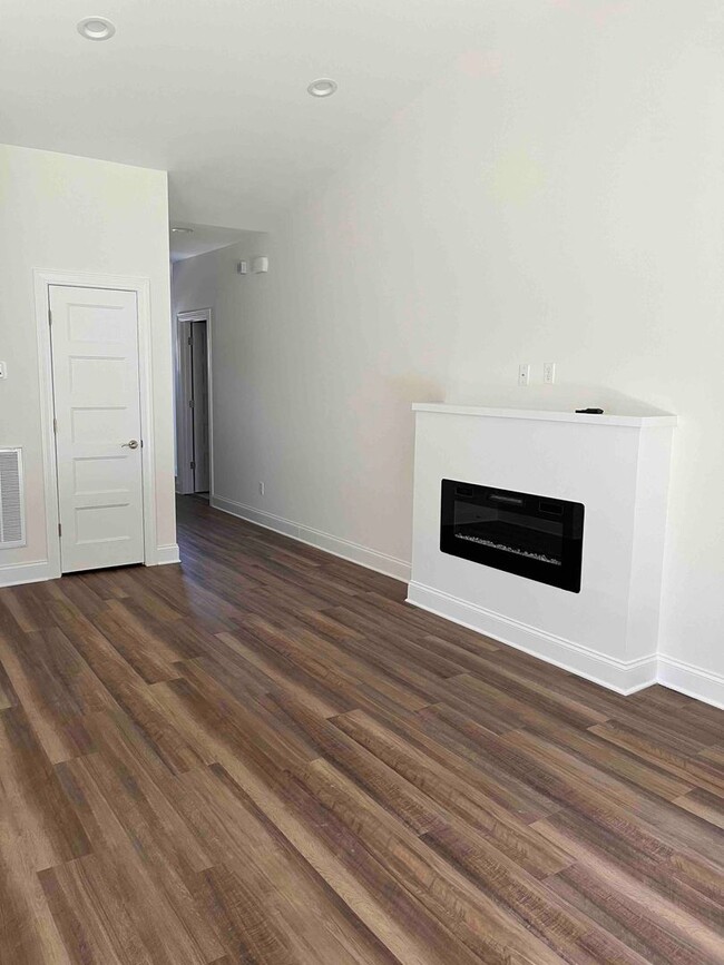 Building Photo - Loudon 37774 - Charming 2 bedroom, 2 bath home with a 2-car garage - Contact Susan Niedergeses (8...