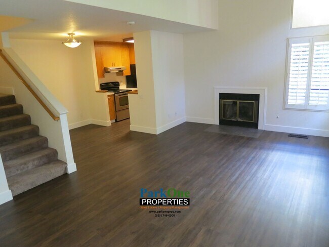 Foto del edificio - Two Bedroom Town House Walking Distance to...