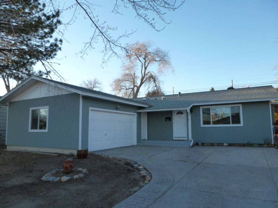 Foto principal - Four Bedroom, Two Bath, Two Car Garage Rem...