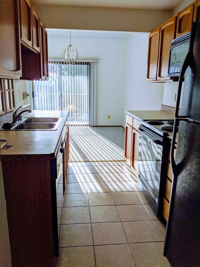 Foto del edificio - Charming, bright and peaceful condo close to ferries and shopping in Kingston!