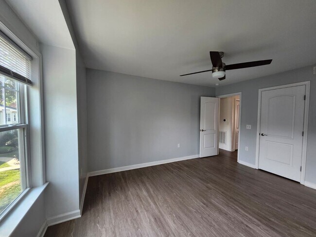 Building Photo - 1211 Villa Ln