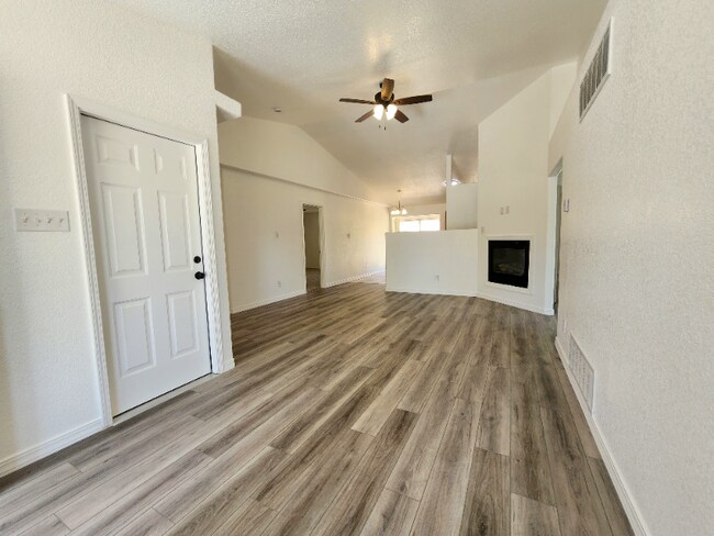 Foto del edificio - 2202 Cowhand Pl