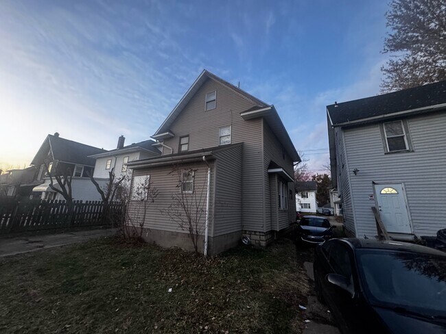 Building Photo - 44 E Brookside Ave