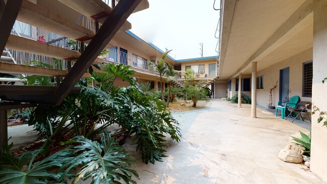 Foto del edificio - 10026 Palms Blvd