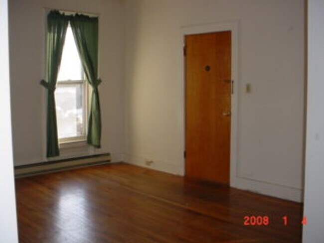 Building Photo - West Pleasant St - 004