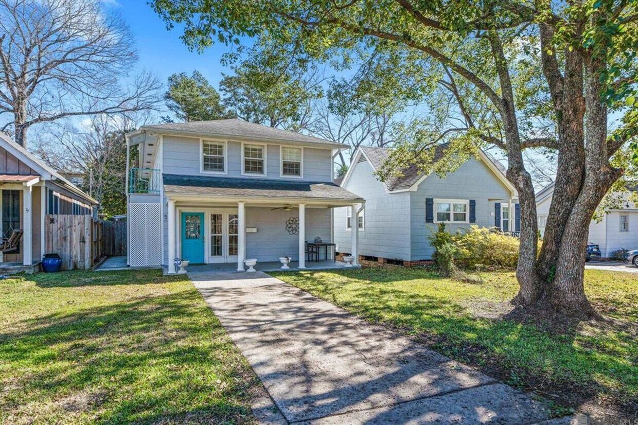 Foto principal - Inviting 3BR/3BA Two-Story Home in Capital...